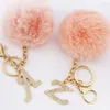 Keychains 26 Engelse alfabet roze pluche ball sleutelhanger voor vrouwen auto legering tas sleutelhanger charmes letter ring accessoires ornamenten