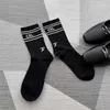 靴下靴屋のデザイナーストライプレターオフセットプリントダブルラベル黒と白の乗組員の靴下を履くファッションパーソナライズされたコットンソック660Z