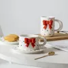 Muggar keramiska polka dot kaffekopp och fat set 3d bowknot mjölk mugg tecup efterrätt tallrik platt bricka maträtt mikrovågsugn säker 300450 ml 230818