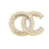 Spille di perle placcate in oro di design Moda unisex con ciondolo a lettera Spilla per maglione Spilla Accessori per gioielli 20 stile
