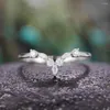 Pierścionki ślubne Yanlin Piękny V Shape Inkrustowany sześcienna cyrkon Pierścień na ceremonię dla kobiet Fancy Biżuter