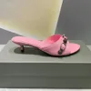 Boucle cloutée ornée de pantoufles sandales chaussures à enfiler ouvertes bouts arrondis minces pantoufles à talons moyens pour femmes créateurs de chaussures de luxe pour femmes usine