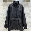 Trench da donna con stemma in metallo con cintura Capispalla di moda di design a maniche lunghe in nylon con giacche a vento