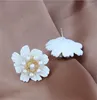 スタッドイヤリング2023女性用エレガントなシミュレートされた真珠甘い花のドロップジュエリー韓国ホワイトデイジーイヤリングアクセサリーギフト