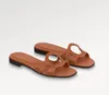 Isola 디자이너 여성 핑크 슬리퍼 플랫 Isola Flat Mule Outdoor Flip Flip Flip Summer Fashion Metallic Genuine Leather Sandals 슬라이드 컷 아웃 35-43box