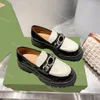 Designer klänningskor kvinnor platt loafers sko spänne polerad läder chunky lug sole loafers emaljerade sammankopplade g detalj kedje hårdvara fritidskor