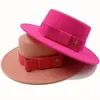 Chapeaux à large bord seau noeud papillon Fedora chapeau hiver rond surface cahoteuse haut plat bande élastique hommes et femmes rouge Jazz 230821