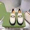 Designer klänningskor kvinnor platt loafers sko spänne polerad läder chunky lug sole loafers emaljerade sammankopplade g detalj kedje hårdvara fritidskor