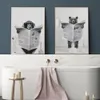 Whimsy Animaux Toile Peinture Singe Ours Dans Les Toilettes Lecture Journal Drôle Humour Affiches Paresseux SPA Mur Art Enfant Salle De Bains Toilettes Décor No Frame Wo6