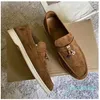 Loafers par Suede Loafer Shoes Summer Charms Walk Suede Loafers Casual Shoes Charms Embelled Loafers glid på lägenheter för män Designer platt klänning