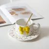 Muggar keramiska polka dot kaffekopp och fat set 3d bowknot mjölk mugg tecup efterrätt tallrik platt bricka maträtt mikrovågsugn säker 300450 ml 230818