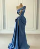 2023 Classy Mermaid Beaded Prom Dresses 섹시한 스팽글 한 어깨 목도리 쪼개진 이브닝 가운 스위프 트레인 새틴 형식 드레스