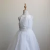 Девушка одевается свадебные миниатюрные аксессуары