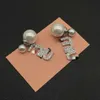 Diseñador superior MiuMiu Pendientes de moda Nueva perla Carta Diamante Mujer Estilo francés Simple Tiktok Pendientes de aguja de plata Regalos del día de San Valentín Accesorios Joyería