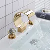Смесители раковины ванной комнаты Vidric Роскошные золотые бассейны Смеситель латунной палубы монтированная двойная ручка холодная и водопад