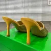 Nuovi rosoni di rughi Slides sandali tacchi quadrati slip su scarpe da punta a tacco aperto da donna scarpe da sera di lusso da 10,5 cm calzature in fabbrica di fabbrica satinata