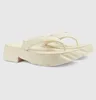 Berömda design kvinnor thong plattform sandaler skor kvinnor glider lägenheter retroinspirerad präglad rem lady flip flops elegant varumärke slip på tofflor