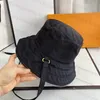 Fashion Bucket Hat Designer Caps Canvas Plaid Letter Cap Design för Man Woman Black och Khaki Option284R