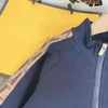 Designer Roupas Roupas Infantil Conjuntos de outono Tamanho 110-160 cm 2pcs Design de emenda Jaqueta de pescoço com zíper e calças esportivas Aug19