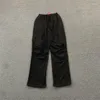 Pantaloni da uomo neri lontano