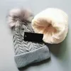 Designer femminile Cappello da berretto inverno inverno con pompons Donne morbida cavo elasticizzato a maglia Pom Poms Cappelli in cashmere Female Calza cranio CA255K CA255K