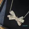 Hanger ketting Sunburst -ontwerper S925 Sterling Silver Shinning Full Crystal Butterfly Knoop Bow Charm Korte keten Choker voor vrouwen bruiloft sieraden