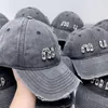 Original European Order Mi U Baseball Hat Kvinnor Summer Fashion Märke Söt cool rökgrå logotyp Tung industri Rhinestone Duck Tongue Hat