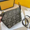 Bolsa de malas de bolsas cosméticas Bolsa de maquiagem de luxo de luxo de linhas de linhas de design de tópico Temperamento Estilo de moda versátil Caixa de bolsa de maquiagem de grande capacidade