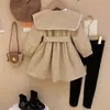 Filtar Swaddling Girls Coat Fashion Doll Collar Windbreaker Spring och Autumn Korean Version Baby Tunic Jacket Girl Autumn Clothes 230821