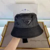 designer baseball cap present damm män kvinnor väska hink hattar golf hatt snapback mössa skalle mössor stingy brim toppkvalitet207g