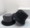 Cappello da uomo con diamanti lucidi di design per le donne Cappello da pescatore con strass ad angolo P Lettera 2308221BF