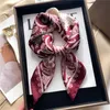 Halsdukar mode hår halsduk för kvinnor dekor pannband band satin siden fyrkantig lady handled wraw sjalar design bandana foulard 230821