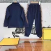 Designer Roupas Roupas Infantil Conjuntos de outono Tamanho 110-160 cm 2pcs Design de emenda Jaqueta de pescoço com zíper e calças esportivas Aug19