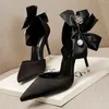Платье обуви сексуальные каблуки Женщина выкачивает свадебную свадебную обувь белая шпилька бабочка-бабочка модные дамские высокие каблуки женская обувь 230822