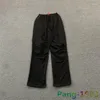 Pantaloni da uomo neri lontano