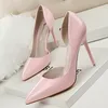 Nytt mode Simple Thin Thin Heel High Heel Lacquer Leather Shallow Mouth Pointed Hollow Out Sexy Slim High Heel Shoes Single Shoe Size 34-40