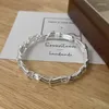 Bangle Tiowios 2023 Design Solid Open Armband för kvinnors coola stil Fashion Personlighet Avancerad känsla lindad enkelt handstycke