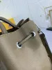 Designer kvinnor tygväska lyxiga bella handväskor flygläge axelpåsar högkvalitativ läder perforerade blommor bokstäver crossbody dam mode makeup