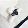 Designerinnen Frauen Klemme Modebrief Triangle Winter flauschige Krallen Haarklammern Kopfbekleidung Großgröße Haifisch Clip Damen Girl Marke Hairclips