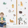 Adesivi a parete adorabili animali sugli alberi di crescita di crescita adesivi per bambini decorazione camera bambini altezza misura arte murale decalcomanie per la casa fai -da -te 230822