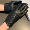 Rękawiczki designerskie dla kobiet z pudełkiem moda czarna skórzana owcza skórzana polar wewnątrz litera rękawicy damskie ekran Touch Winter War253U