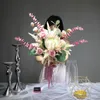 装飾的な花の花輪ピンクのプロテアローズアスティルベチニスハンドメイドブーケ人工花結婚式の花嫁ホールディングイベントインテリアトリムインディゴ230822