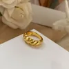 Bröllopsringar i2023 Trend Curved Twist Metal Texture Ring Smycken Datum varje dag mångsidig födelsedagsslitage Sterling