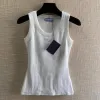 2023 Designer Womens T Shirts Summer Women Tops Tees Crop Top Embroidery Sexig Off Shoulder Tank Top Casual ärmlösa toppskjortor Solid Color Vest White and Black