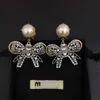 Toppdesigner Miumiu modeörhängen Ny guld Bowknot Pearl French Light Luxury överdrivet temperament Fairy Silver Needle örhängen gåvor smycken tillbehör