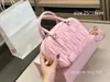 Tasarımcı Çantası Geri All-Bir-One Handbag Kabartmalı Kuzu Çantası Kristal Zincir Çantası Basit Atmosfer Sıradan Stil Sevimli ve Oynak Crossbody Çanta Şık Omuz Çantası