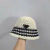 Cloches Tasarımcı Designer Straw Hat Kadın Kova Üçgen Casquette Açık Beyzbol Kapağı Gorras Chapeau Mens Cappelli Fit Şapkaları Adam Şeker Yaz Snapback 76yx