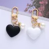 Keychains Black White Frosted Heart Keychain With Pearl Charms Headphone Case Keyrings For Couple Friend Gift Accessories