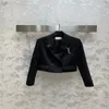 23SS FW Women Designer Jacket formell blazer blouson med metallbokstäver brosch designer bomber kappa flickor milan bana bomull blandning kort designer topps outwear kostym