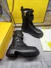 23SS Graphy Series of New Boots, Black Cowhide Fabric F Old Brocade med guldmetalltillbehör och blixtlåsöppning och stängning av storlek 35-42